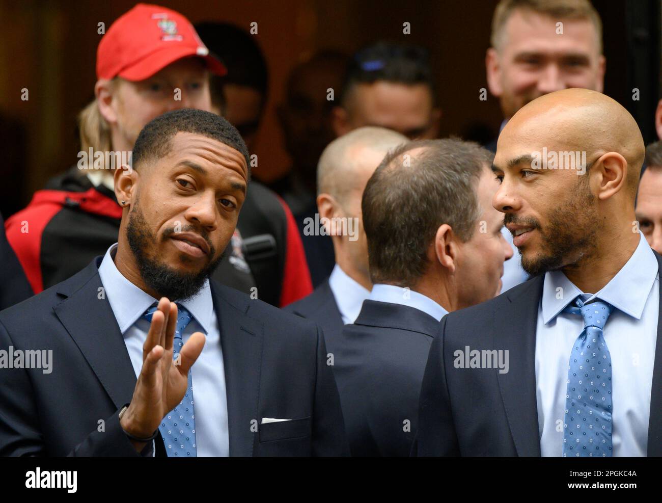 Chris Jordan (L) e Tymal Mills della squadra di cricket inglese T20, dopo aver partecipato a un ricevimento con il primo ministro Rishi Sunak al 10 Downing St Foto Stock