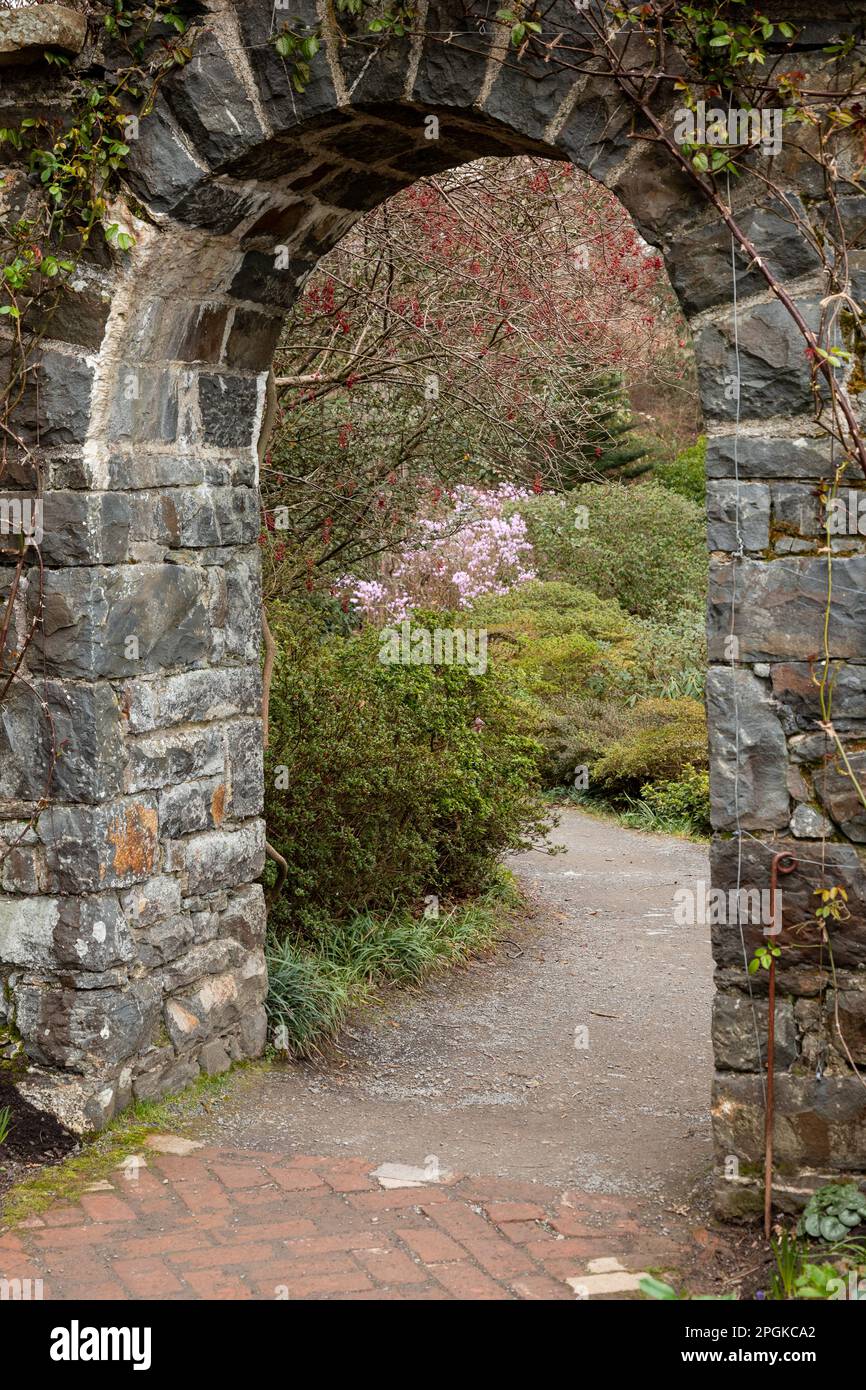 Arco in pietra e sentiero del giardino Foto Stock