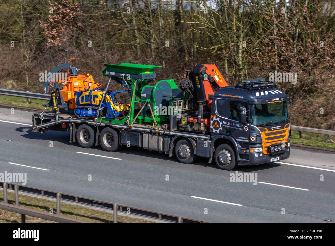 Campi e foreste, agricoltura, orticoltura e silvicoltura. Macchine per il giardinaggio per impieghi gravosi, gru per camion PALFINGER HIAB, JENSEN FLAIL BOT, escavatore Mulcher Jansen BM-120, idraulico, miniescavatore, falciatrice flail. Macchina per il ripper di legno EHS; in viaggio sull'autostrada M6 UK Foto Stock