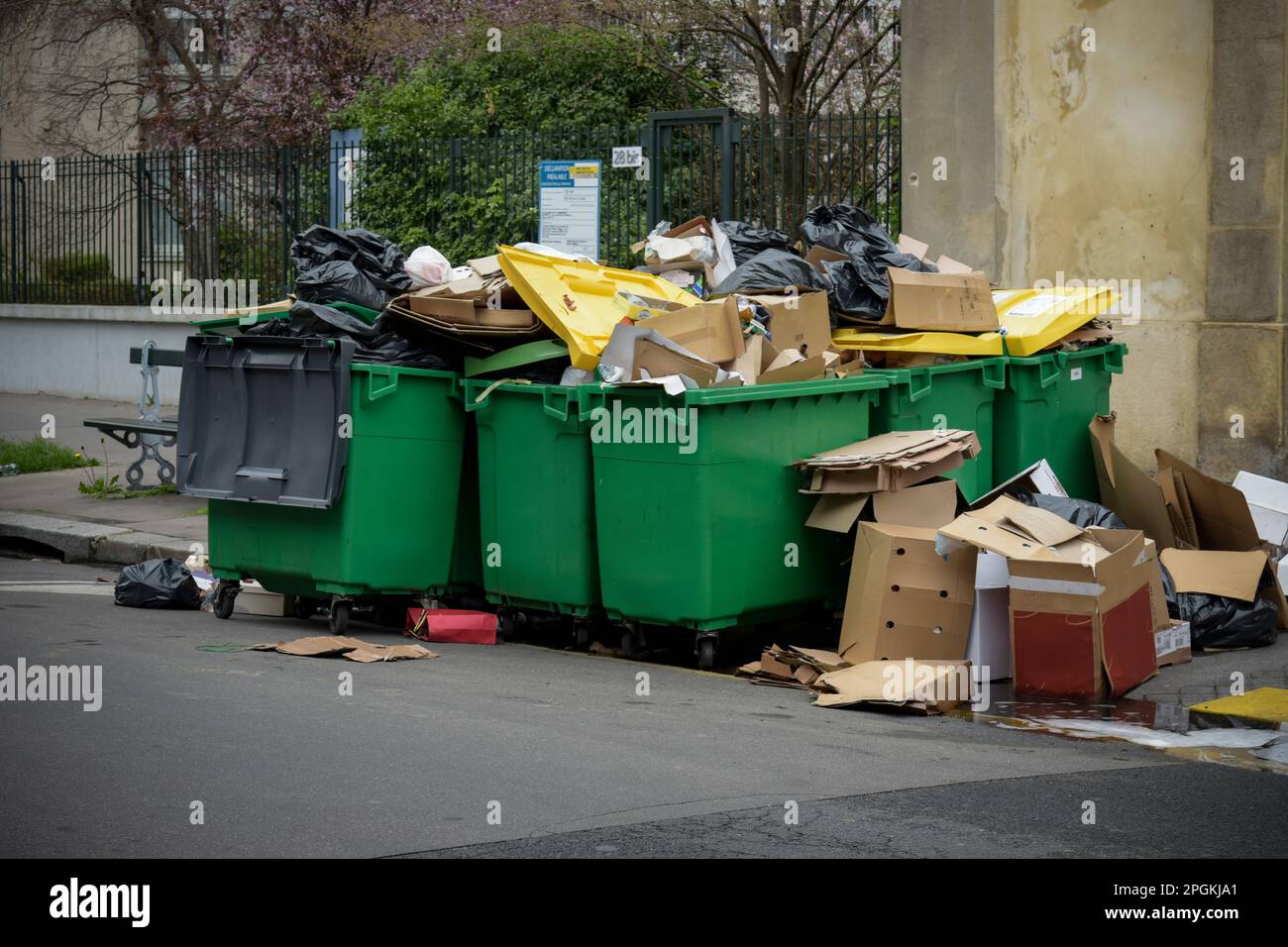 Vista dei bidoni che traboccano di rifiuti dopo lo sciopero dei raccoglitori di rifiuti a Parigi Foto Stock