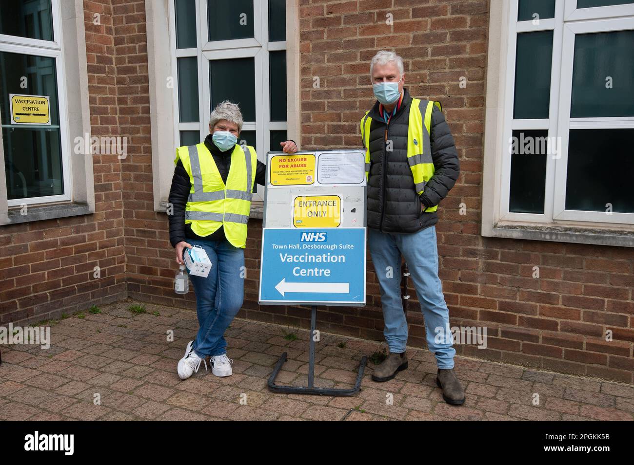 Maidenhead, Berkshire, Regno Unito. 23rd marzo, 2023. I volontari si sono recati oggi alla Desborough Suite del Municipio di Maidenhead, guidando i pazienti ad avere i vaccini o i tamponi per polmonite Covid-19. I vaccini di richiamo Covid-19 non saranno disponibili fino alla fine di quest'anno. Credit: Maureen McLean/Alamy Live News Foto Stock