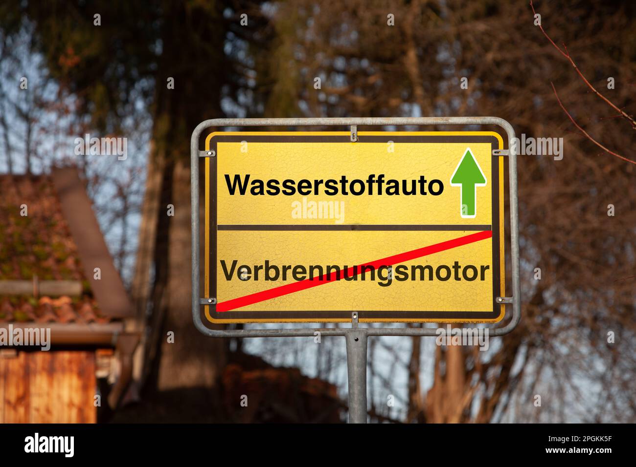 Cartello della città con l'iscrizione motore a combustione barrata in rosso e auto a idrogeno con freccia verde. Scrittura in lingua tedesca. Foto Stock