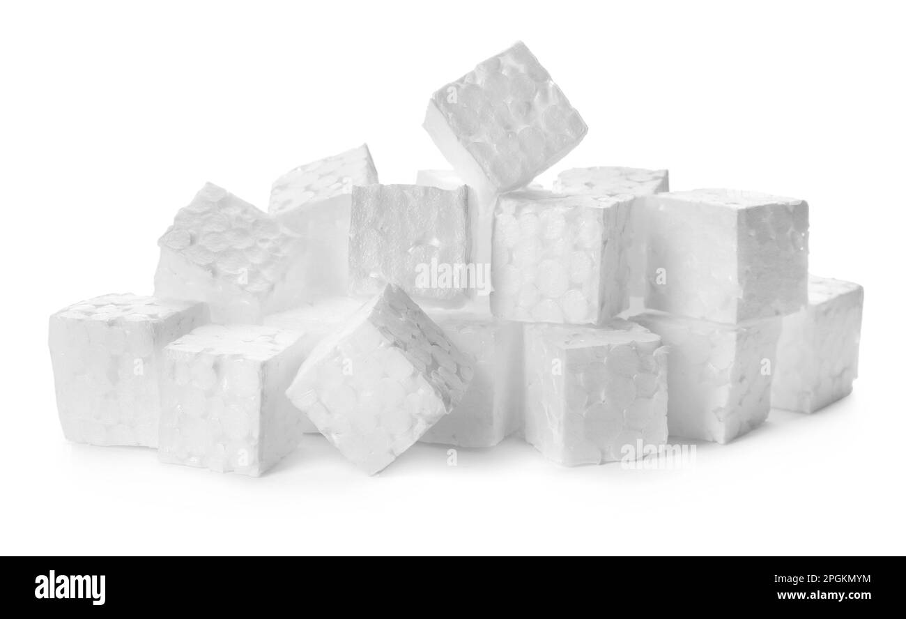 Pila di cubetti di polistirolo su fondo bianco Foto Stock