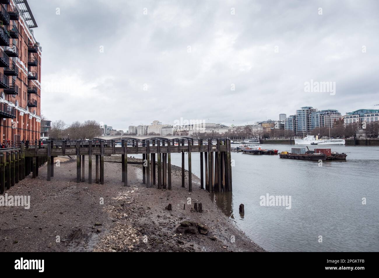 Vista della spiaggia del Tamigi presso l'oxo Tower Wharf, Londra. REGNO UNITO. Foto Stock