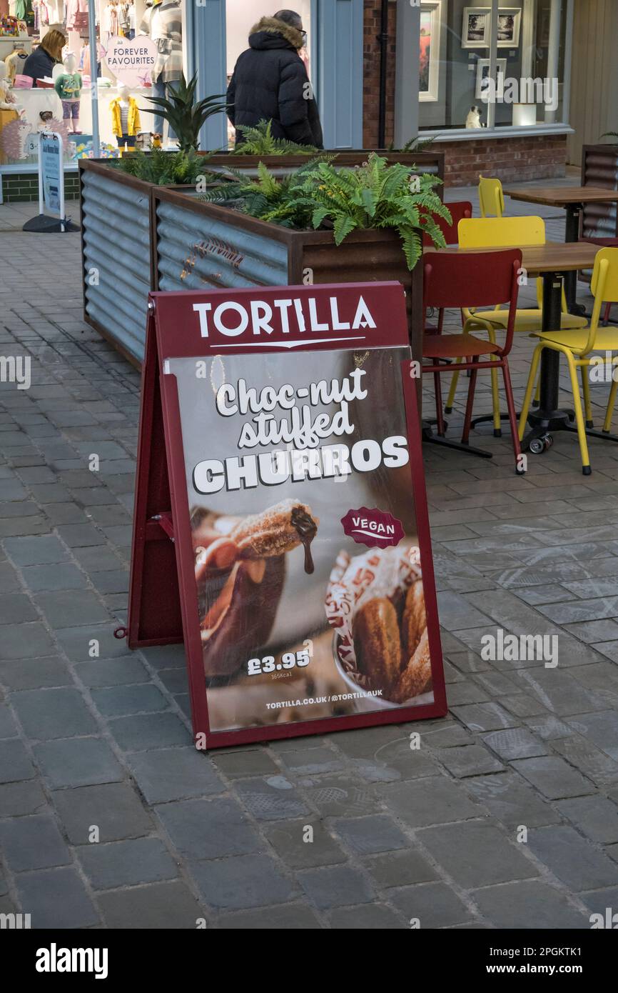 A - telaio segno pubblicità choc-Nut ripiene Churros a Tortilla negozio alimentare, Cornhill Lincoln città 2023 Foto Stock