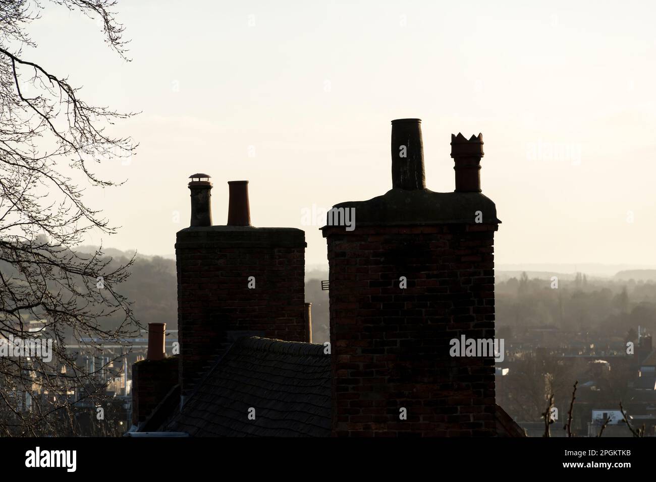 Pile di camini che si affacciano sulla città di Lincoln in una giornata misteriosa, ripida collina Lincoln città vecchia 2023 Foto Stock