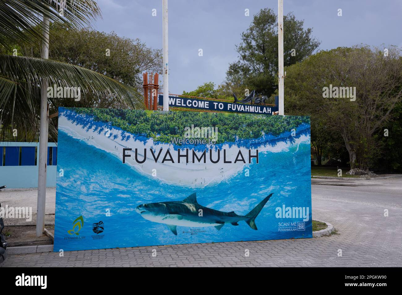 Isola di Fuvahmulah (Maldive -- Una guardia all'entrata della strada che mostra il nome dell'isola e delle sue specie iconiche - squali tigre Foto Stock
