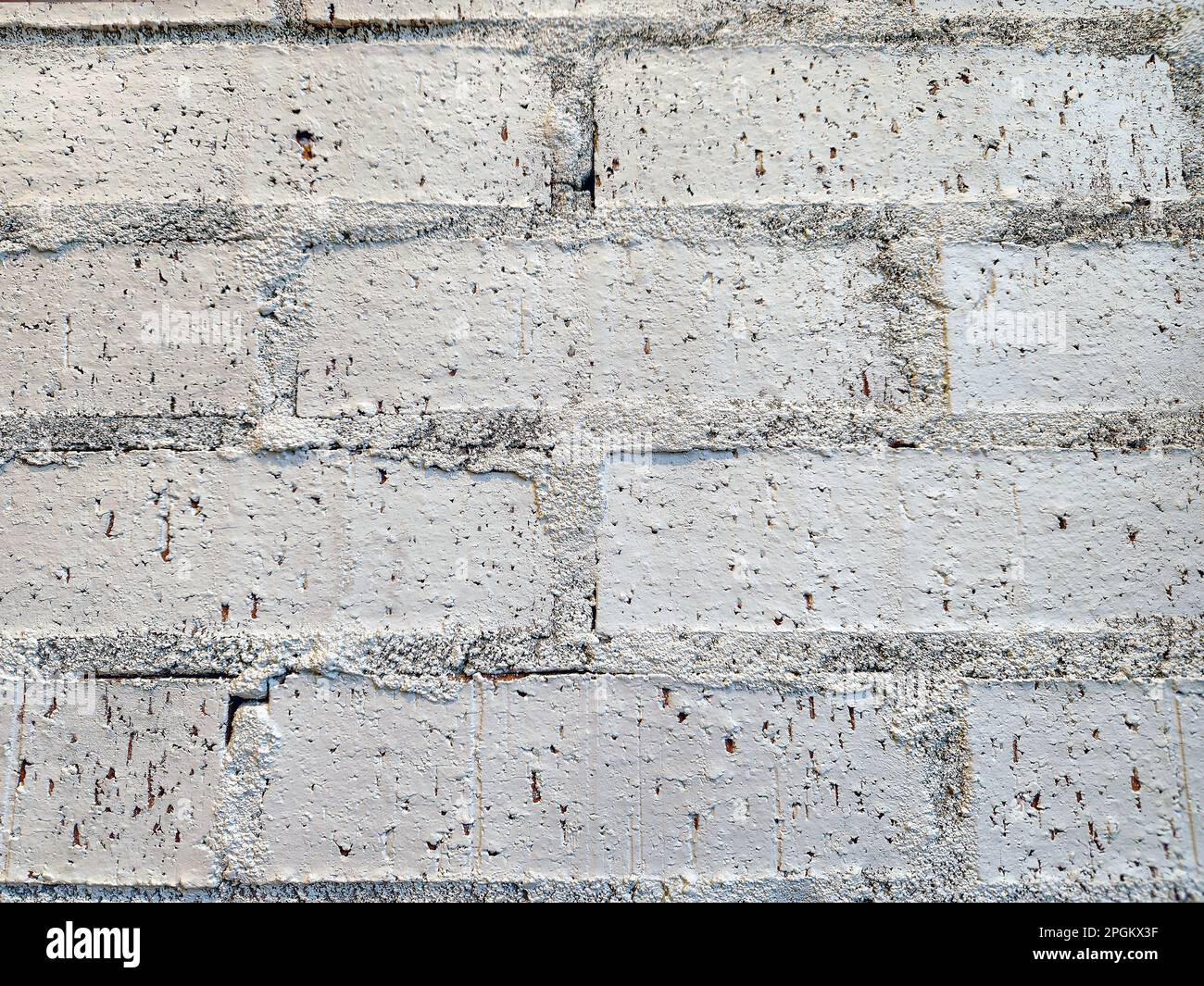 Primo piano estremo di un muro di mattoni grigio-verniciato con Malta grezza Foto Stock