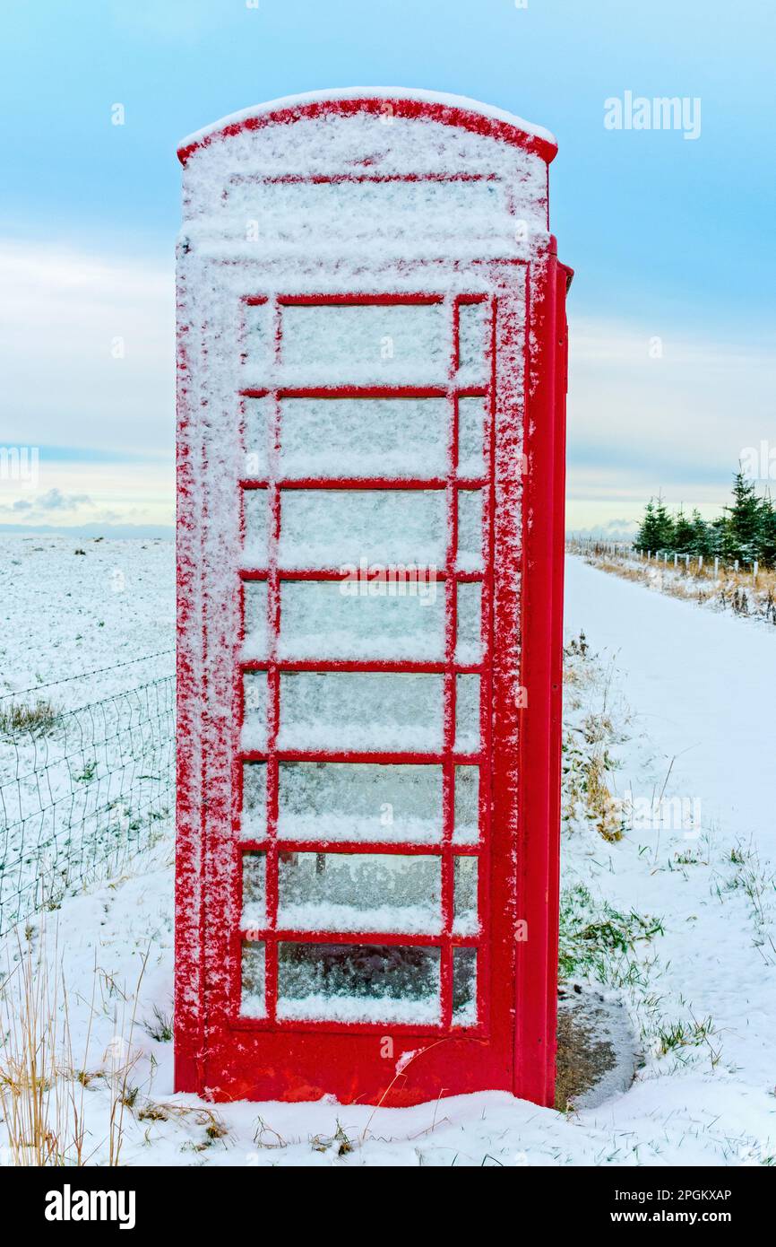 The Exchange, un chiosco per lo scambio di libri, dopo una tempesta di neve. In una precedente cassetta telefonica BT. A Scarfskerry, Caithness, Scozia, Regno Unito Foto Stock