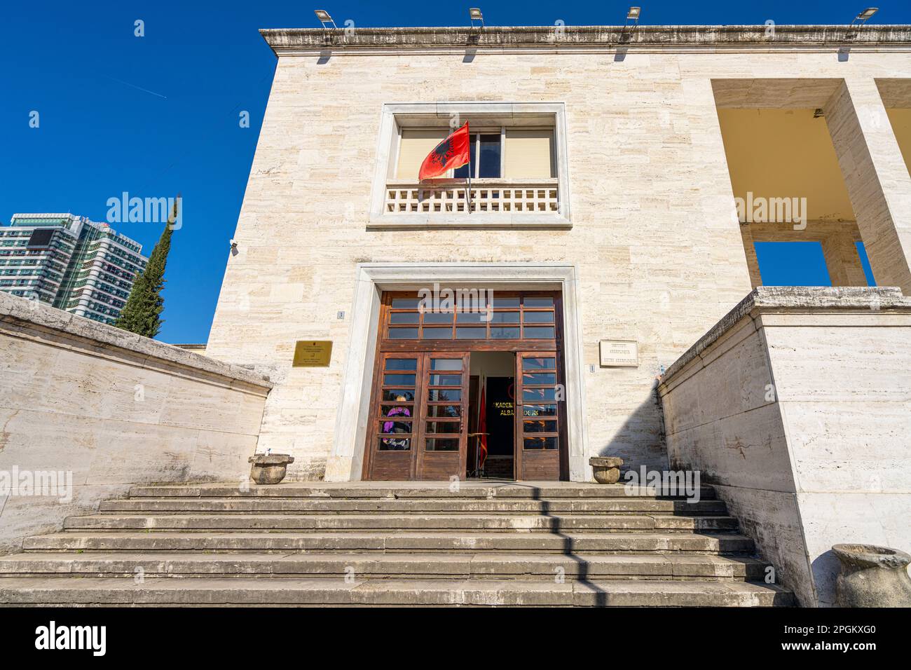 Tirana, Albania. Marzo 2023. Vista esterna del Museo Archeologico Nazionale nel centro della città Foto Stock