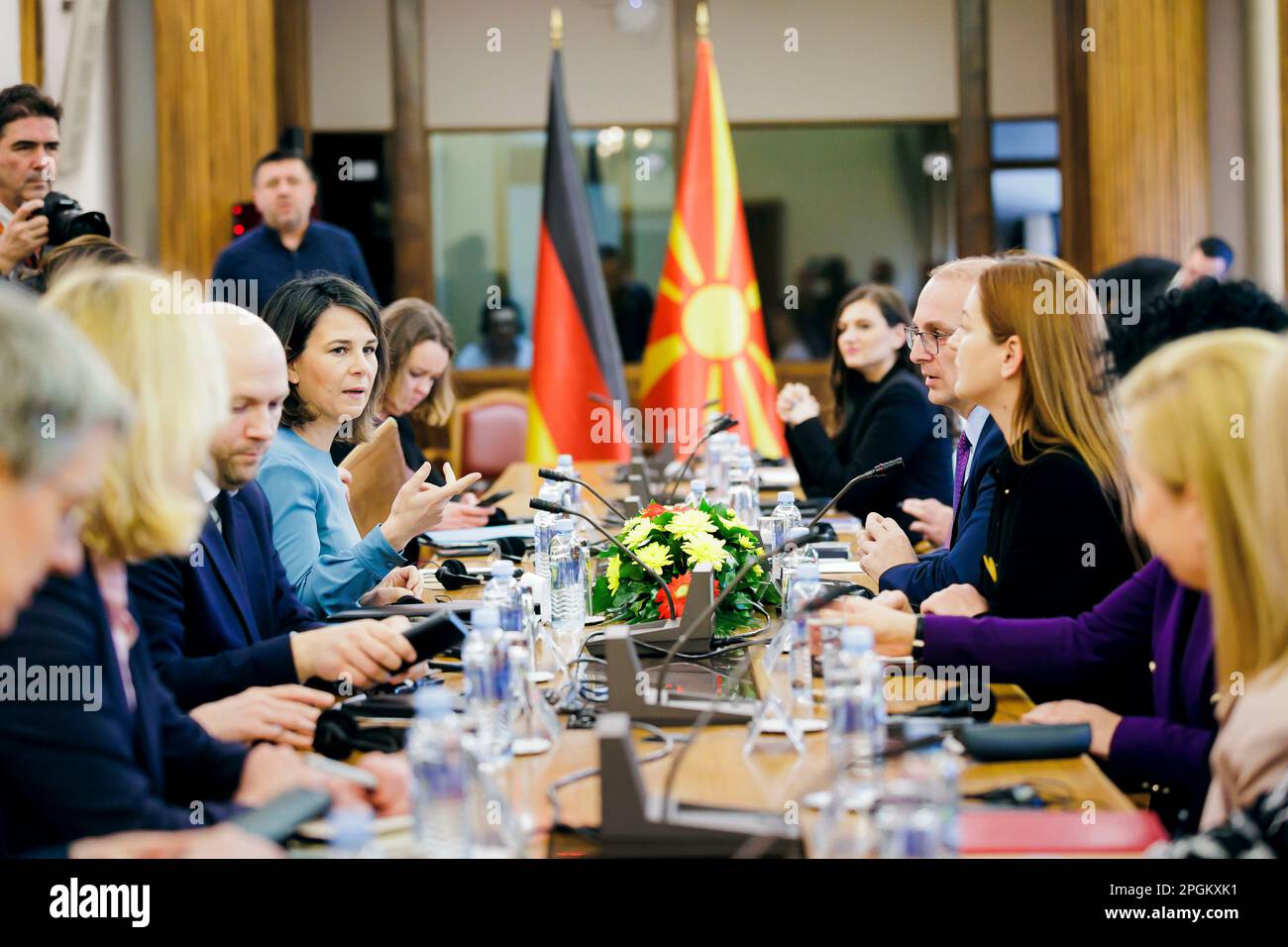 Annalena Baerbock (Alleanza 90/Verdi), ministro federale degli Affari esteri, incontra i membri della commissione per gli affari esteri nella sala costituzionale del Parlamento della Repubblica della Macedonia settentrionale. Skopje, 03/23/2023 Foto Stock