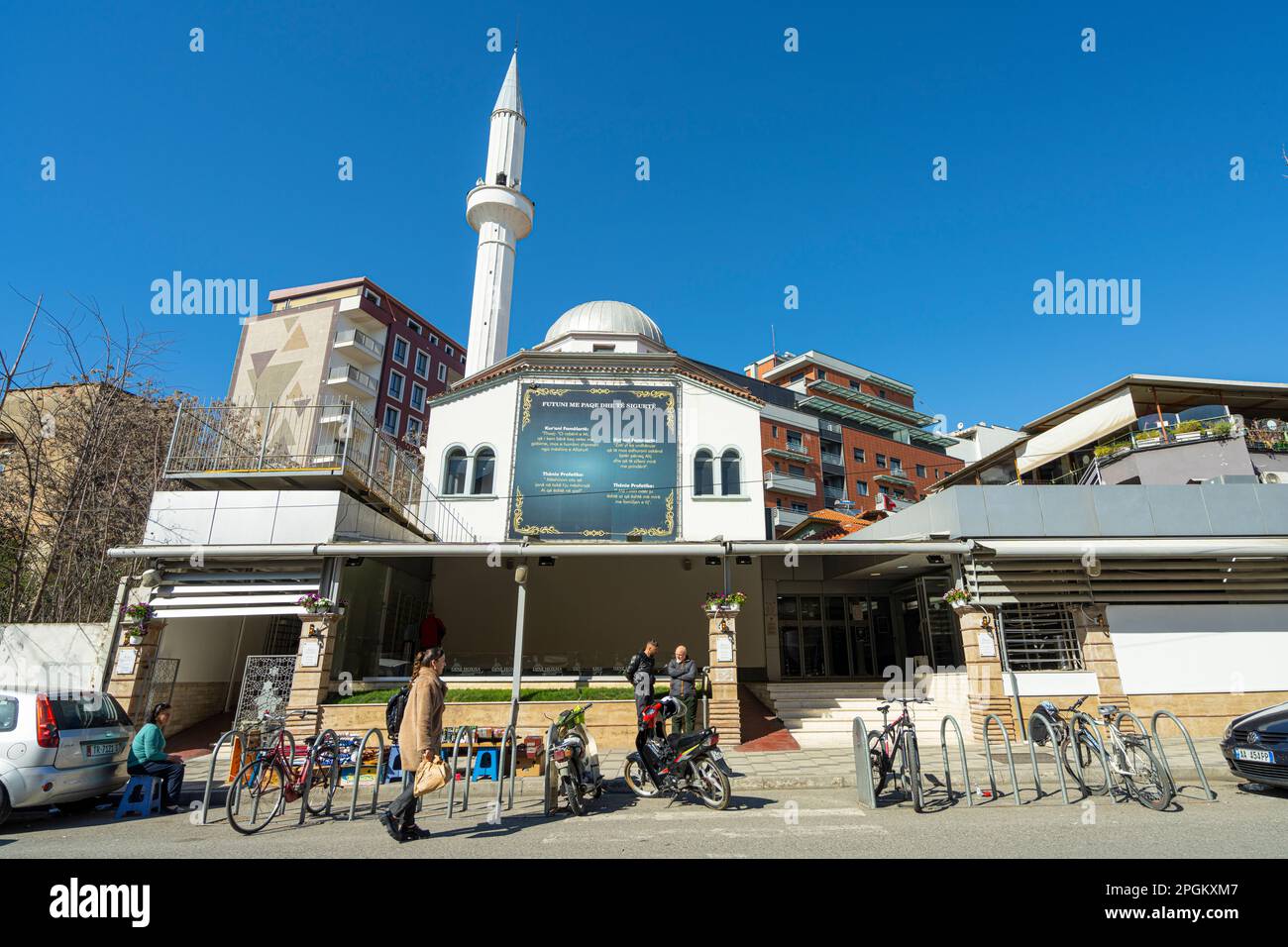 Tirana, Albania. Marzo 2023. Vista esterna della moschea di Dine Hoxha nel centro della città Foto Stock