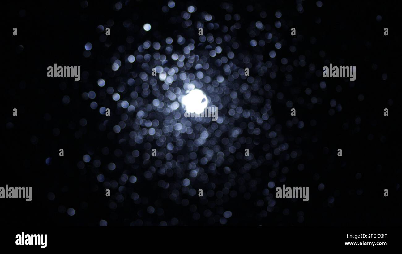 La luna piena attraverso una finestra piena di gocce d'acqua a mezzanotte. Le stelle sono bokeh o i bokeh sono gocce d'acqua. luce alla fine del tunel. Dopo la vita. Foto Stock