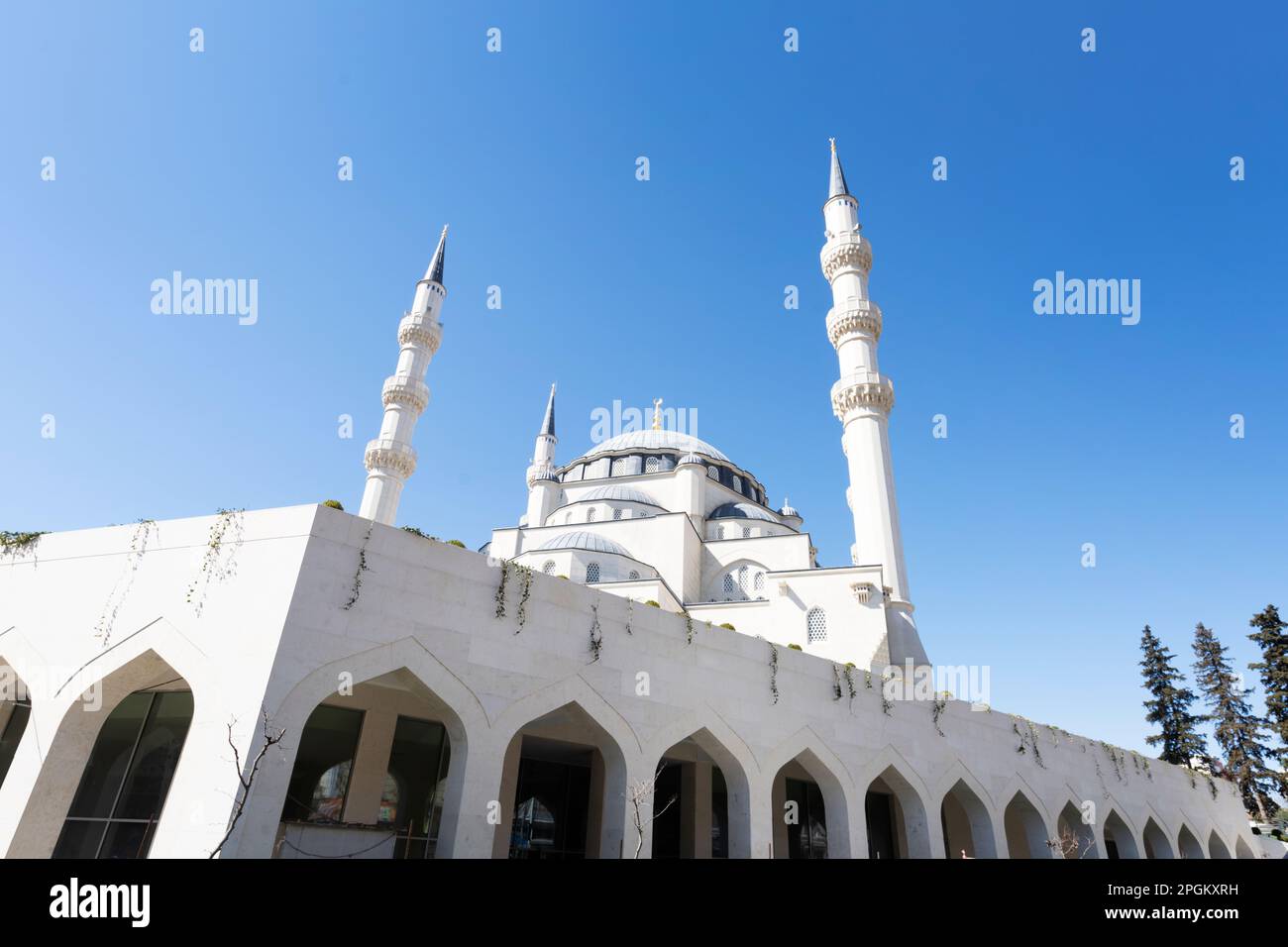 Tirana, Albania. Marzo 2023. vista panoramica della nuova moschea nel centro della città Foto Stock