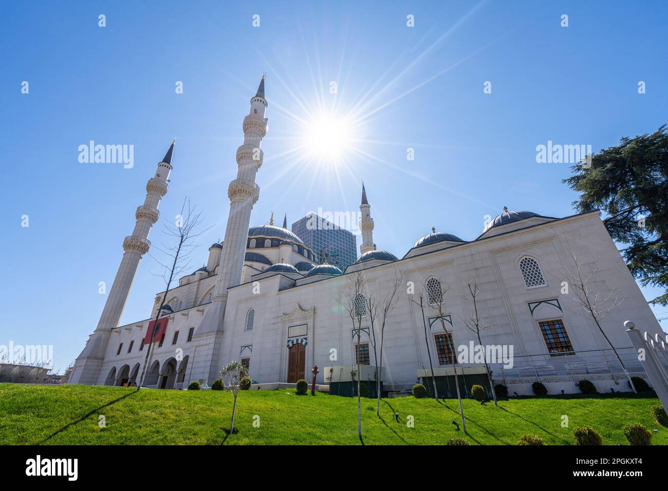 Tirana, Albania. Marzo 2023. vista panoramica della nuova moschea nel centro della città Foto Stock