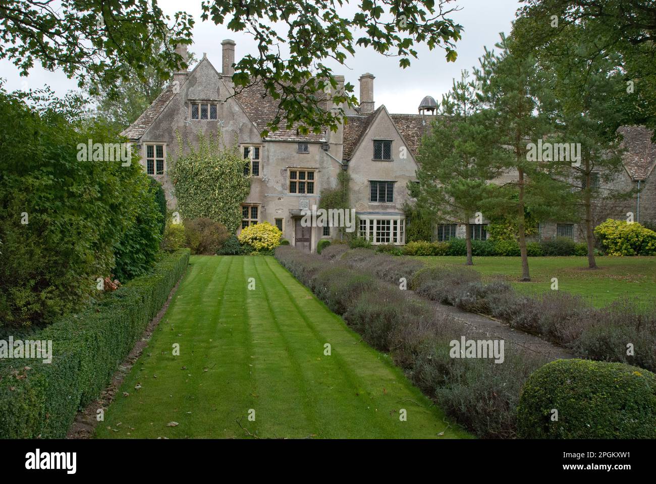 Avebury Manor e Giardino, nel villaggio di Avebury, nel Wiltshire. Foto Stock