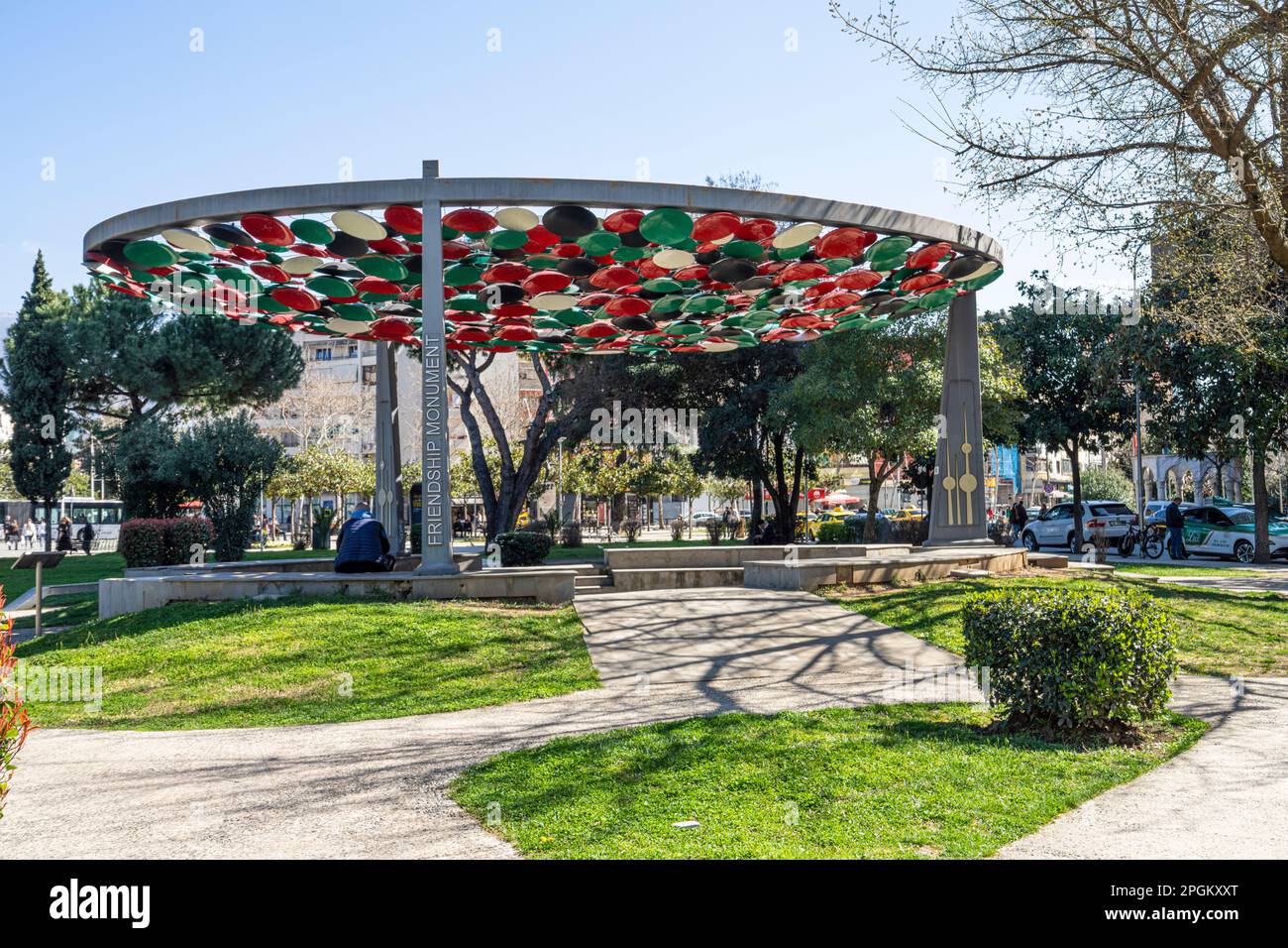 Tirana, Albania. Marzo 2023. Vista sul Monumento dell'amicizia in un parco del centro città Foto Stock