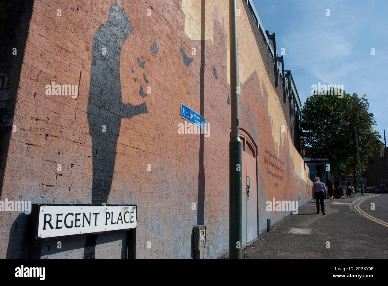 Il murale "My Town, My World" sulla scalinata del Wyvern Theatre, Regent Place, Swindon. Foto Stock