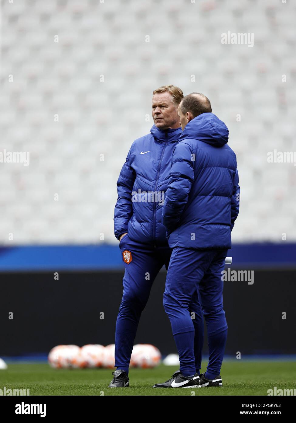 SAINT-DENIS - (lr) allenatore olandese Ronald Koeman, assistente allenatore olandese Sipke Hulshoff durante la sessione di allenamento prima della partita di qualificazione del Campionato europeo contro la Francia allo Stade de France il 23 marzo 2023 a Saint-Denis, Francia. ANP MAURICE VAN PIETRA Foto Stock