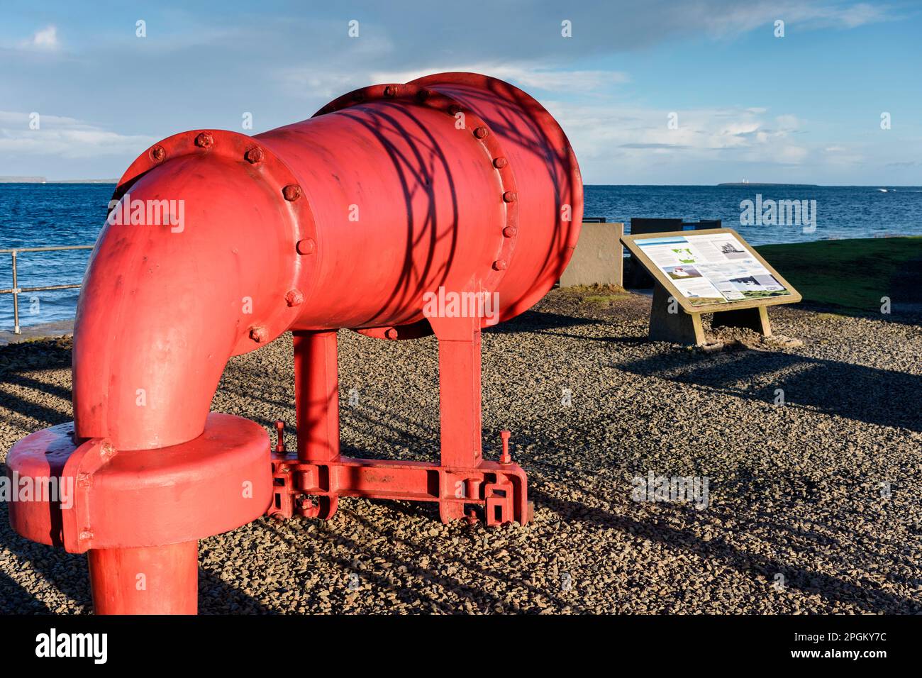 Foghorn all'inizio (o alla fine) del John o'Groats Trail, John o'Groats, Caithness, Scozia, Regno Unito Foto Stock