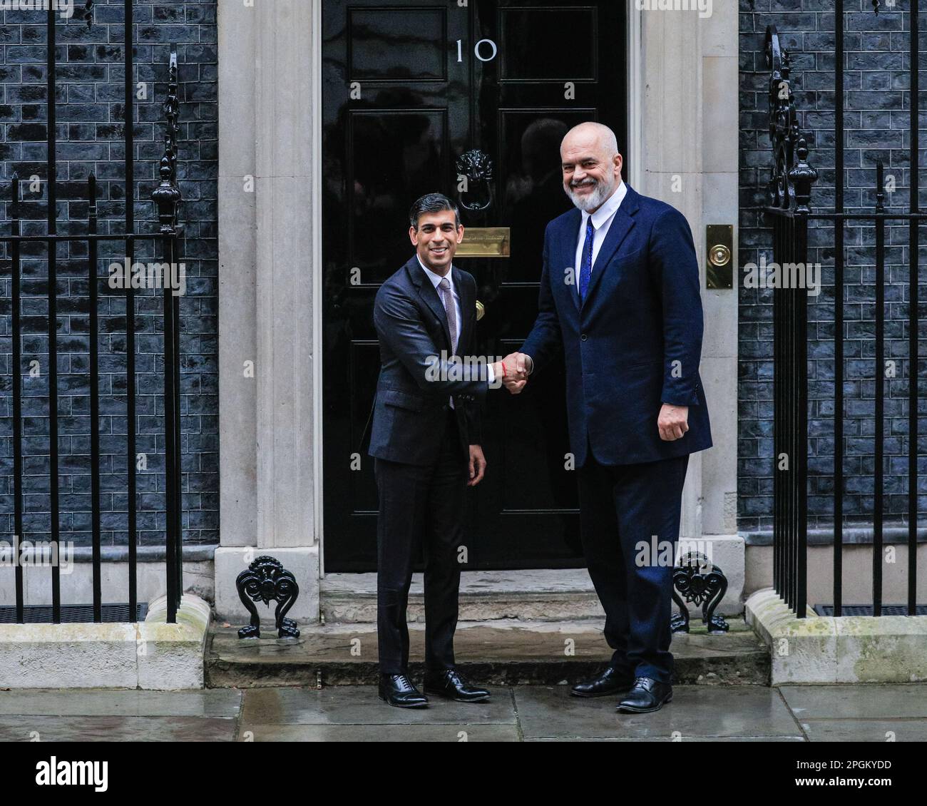 Londra, Regno Unito. 23rd Mar, 2023. Rishi Sunak, deputato, primo Ministro del Regno Unito, dà il benvenuto a Edi Rama, primo Ministro dell'Albania, oggi a 10 Downing Street a Westminster. Rama, PM albanese dal 2013 e capo del Partito socialista albanese, ha recentemente criticato la sottosegretario Suella Braverman per le sue osservazioni sui migranti albanesi. Credit: Imageplotter/Alamy Live News Foto Stock