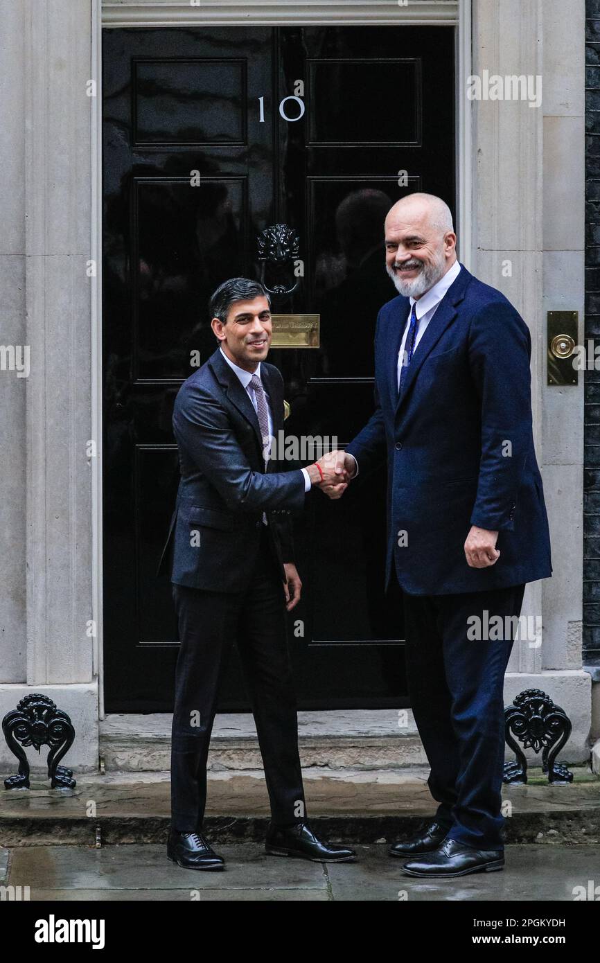 Londra, Regno Unito. 23rd Mar, 2023. Rishi Sunak, deputato, primo Ministro del Regno Unito, dà il benvenuto a Edi Rama, primo Ministro dell'Albania, oggi a 10 Downing Street a Westminster. Rama, PM albanese dal 2013 e capo del Partito socialista albanese, ha recentemente criticato la sottosegretario Suella Braverman per le sue osservazioni sui migranti albanesi. Credit: Imageplotter/Alamy Live News Foto Stock