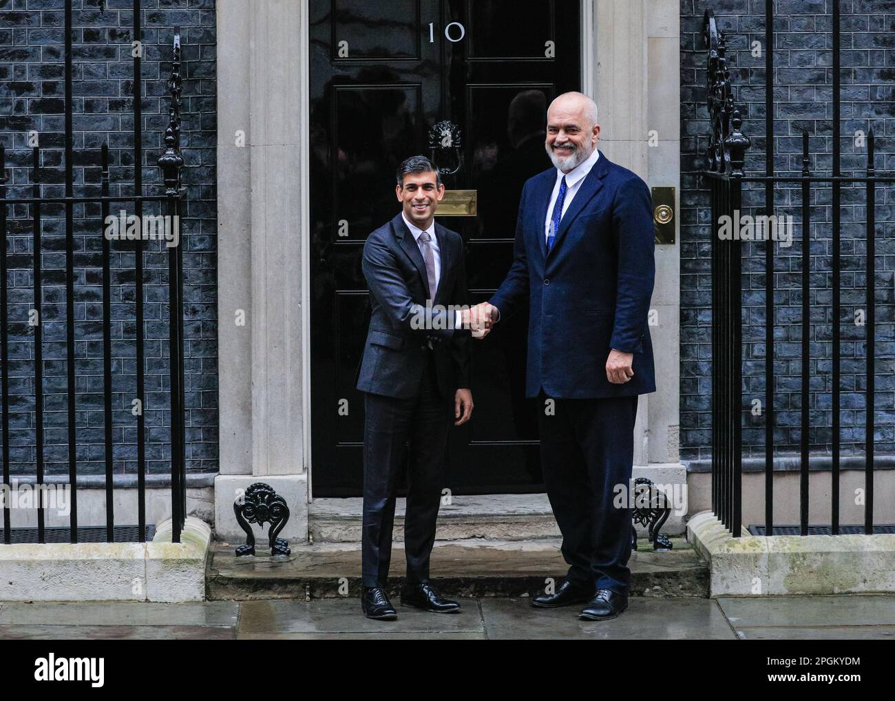 Londra, Regno Unito. 23rd Mar, 2023. Rishi Sunak, deputato, primo Ministro del Regno Unito, dà il benvenuto a Edi Rama, primo Ministro dell'Albania, oggi a 10 Downing Street a Westminster. Rama, PM albanese dal 2013 e capo del Partito socialista albanese, ha recentemente criticato la sottosegretario Suella Braverman per le sue osservazioni sui migranti albanesi. Credit: Imageplotter/Alamy Live News Foto Stock