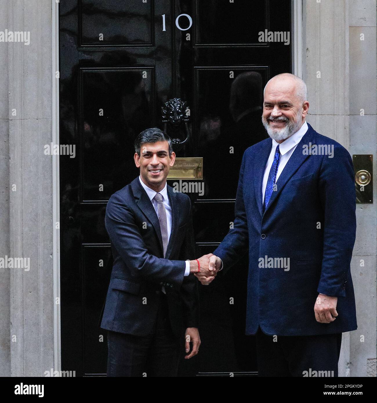 Londra, Regno Unito. 23rd Mar, 2023. Rishi Sunak, deputato, primo Ministro del Regno Unito, dà il benvenuto a Edi Rama, primo Ministro dell'Albania, oggi a 10 Downing Street a Westminster. Rama, PM albanese dal 2013 e capo del Partito socialista albanese, ha recentemente criticato la sottosegretario Suella Braverman per le sue osservazioni sui migranti albanesi. Credit: Imageplotter/Alamy Live News Foto Stock