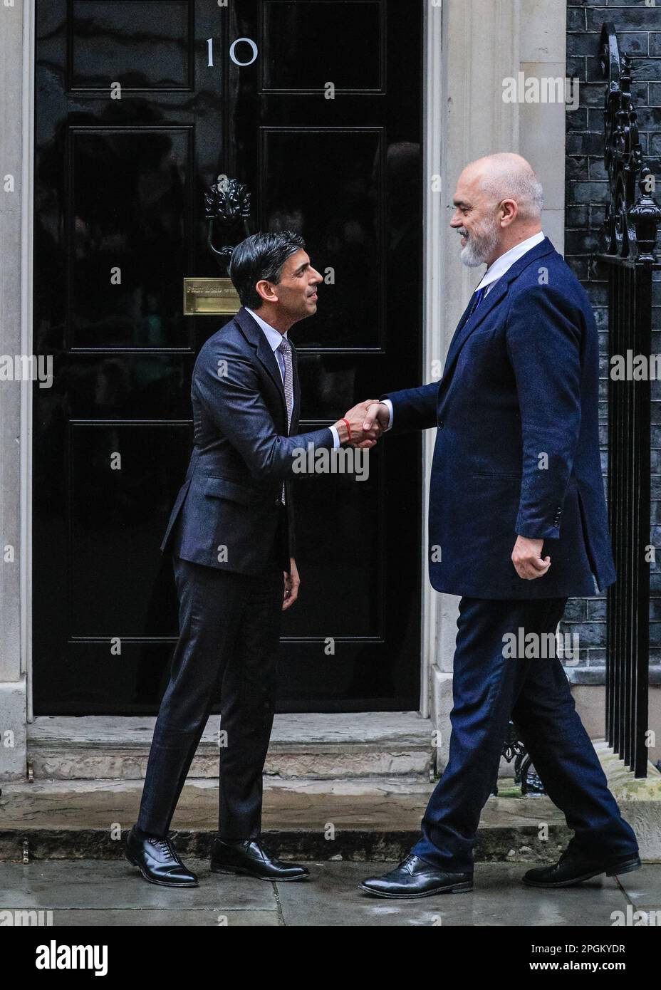 Londra, Regno Unito. 23rd Mar, 2023. Rishi Sunak, deputato, primo Ministro del Regno Unito, dà il benvenuto a Edi Rama, primo Ministro dell'Albania, oggi a 10 Downing Street a Westminster. Rama, PM albanese dal 2013 e capo del Partito socialista albanese, ha recentemente criticato la sottosegretario Suella Braverman per le sue osservazioni sui migranti albanesi. Credit: Imageplotter/Alamy Live News Foto Stock