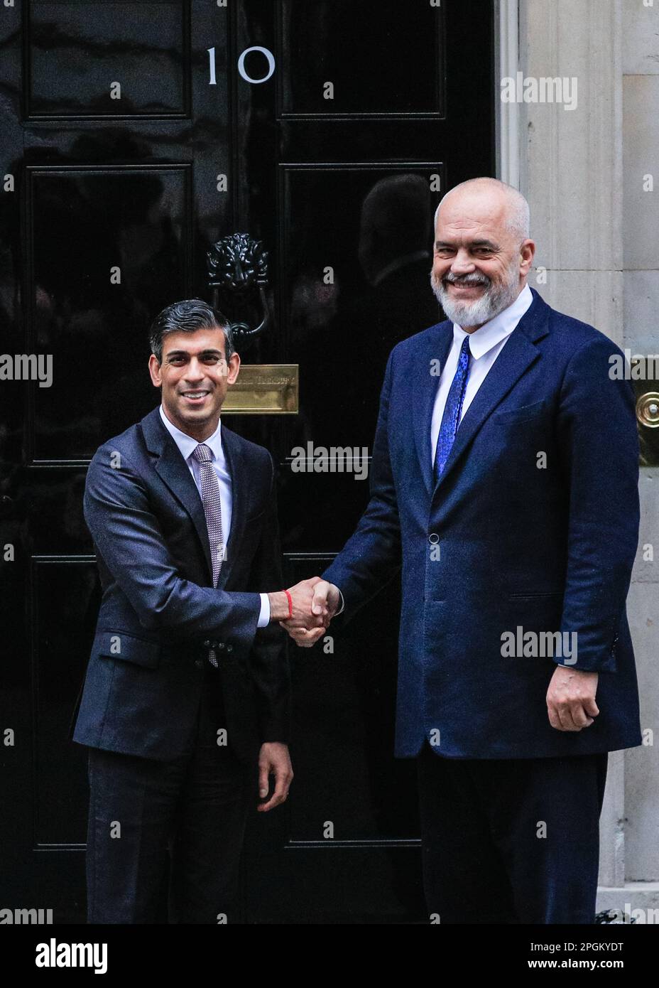 Londra, Regno Unito. 23rd Mar, 2023. Rishi Sunak, deputato, primo Ministro del Regno Unito, dà il benvenuto a Edi Rama, primo Ministro dell'Albania, oggi a 10 Downing Street a Westminster. Rama, PM albanese dal 2013 e capo del Partito socialista albanese, ha recentemente criticato la sottosegretario Suella Braverman per le sue osservazioni sui migranti albanesi. Credit: Imageplotter/Alamy Live News Foto Stock