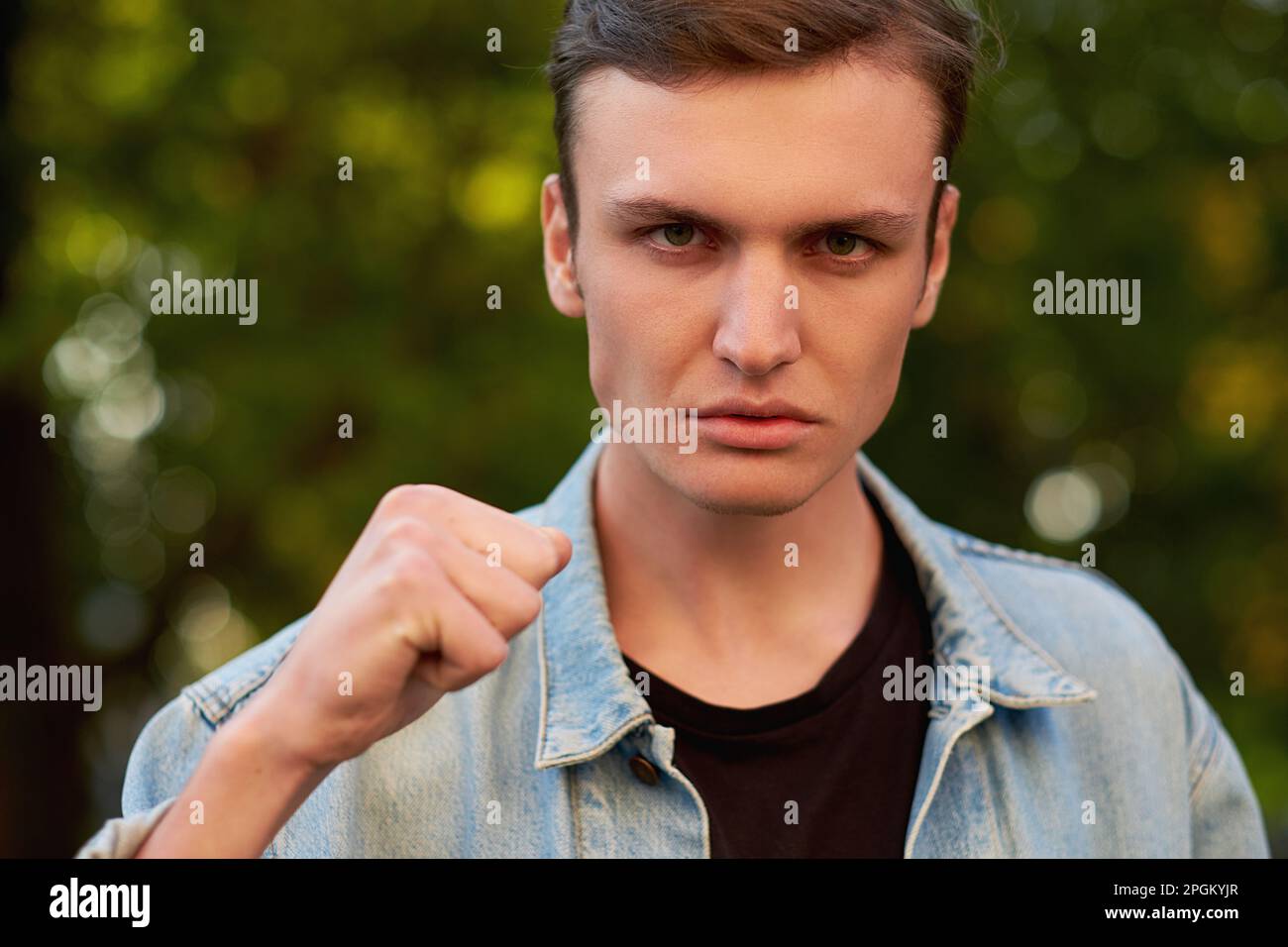 Faccia aggressiva dell'uomo arrabbiato. Foto Stock
