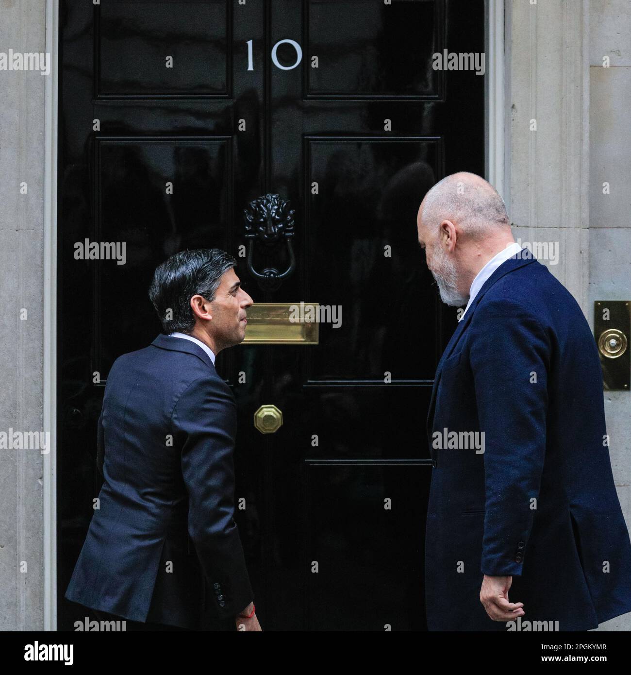 Londra, Regno Unito. 23rd Mar, 2023. Rishi Sunak, deputato, primo Ministro del Regno Unito, dà il benvenuto a Edi Rama, primo Ministro dell'Albania, oggi a 10 Downing Street a Westminster. Rama, PM albanese dal 2013 e capo del Partito socialista albanese, ha recentemente criticato la sottosegretario Suella Braverman per le sue osservazioni sui migranti albanesi. Credit: Imageplotter/Alamy Live News Foto Stock
