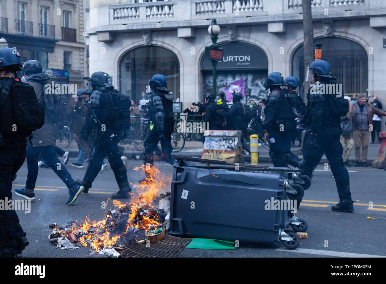 23 MARZO 2023 - PARIGI, FRANCIA : i manifestanti contro le riforme pensionistiche francesi camminano nelle strade di Parigi. Foto Stock