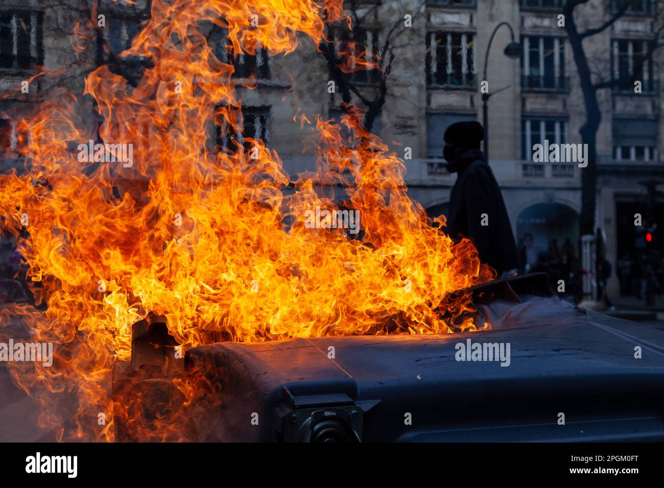 23 MARZO 2023 - PARIGI, FRANCIA : i manifestanti contro le riforme pensionistiche francesi camminano nelle strade di Parigi. Foto Stock