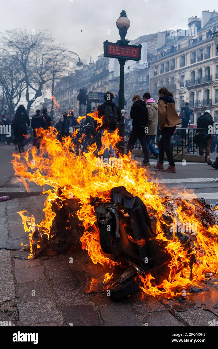 23 MARZO 2023 - PARIGI, FRANCIA : fuoco nelle strade di Parigi di fronte ad un ingresso della metropolitana, durante lo sciopero. I manifestanti contro le riforme pensionistiche francesi camminano per le strade di Parigi. Foto Stock