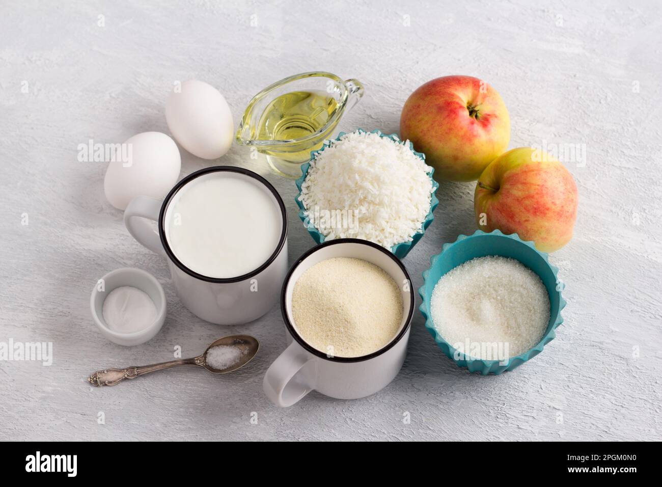 Ingredienti per torta di cocco, mannik: Semola o manka, yogurt, fiocchi di cocco, uova, olio vegetale, mele, zucchero, uova, lievito in polvere, sale su a li Foto Stock
