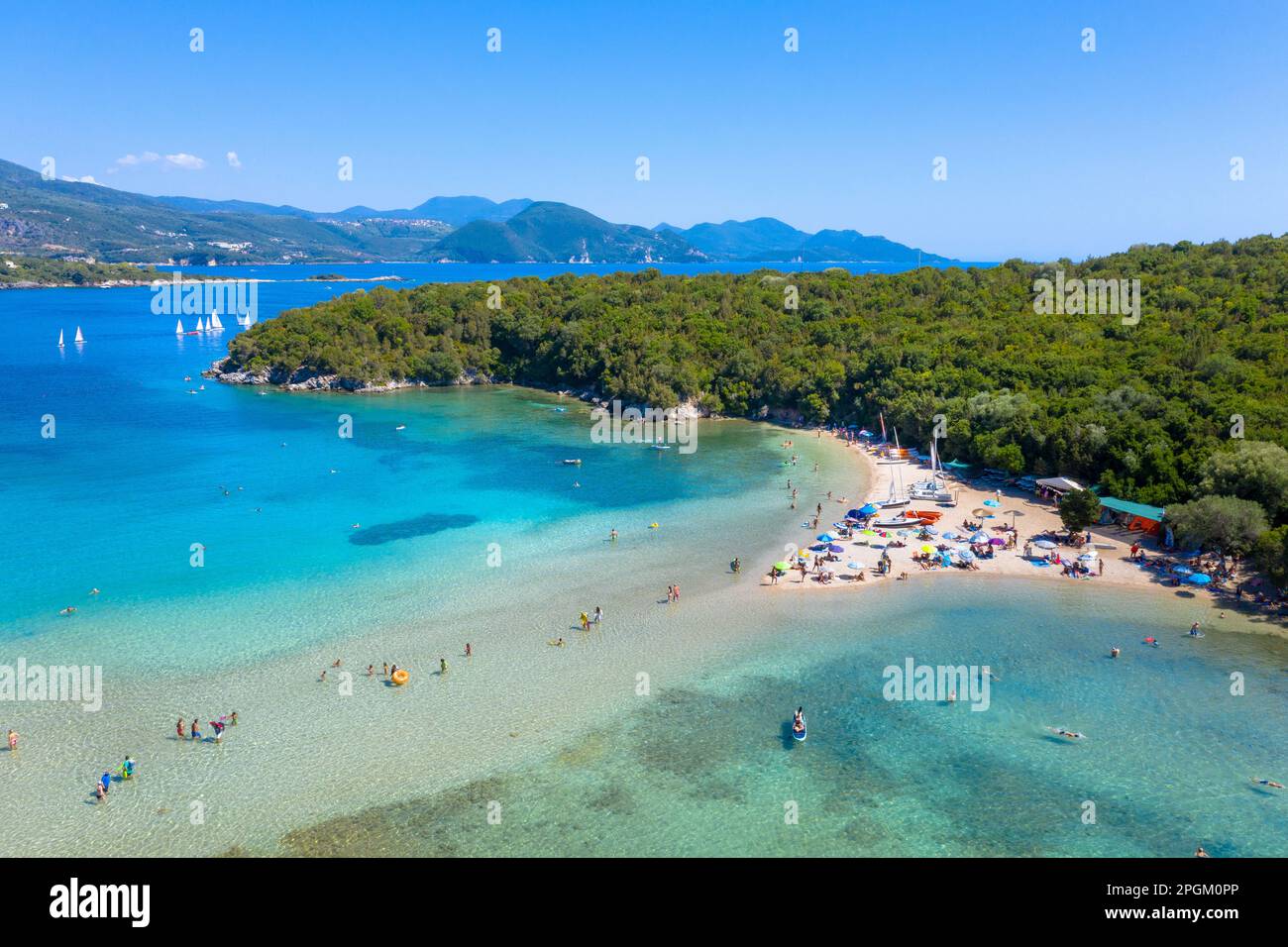 Vista aerea del paradiso iconica spiagge sabbiose con mare turchese in complesse isole di Agios Nikolaos e Mourtos in area di Sivota, Epiro, Grecia Foto Stock