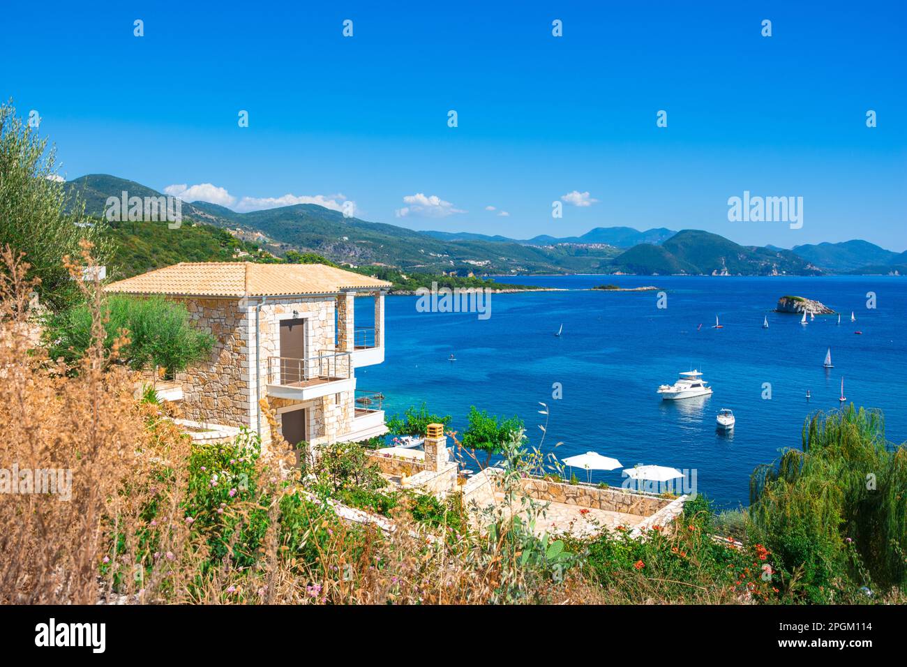 Vista aerea del paradiso iconica spiagge sabbiose con mare turchese in complesse isole di Agios Nikolaos e Mourtos in area di Sivota, Epiro, Grecia Foto Stock