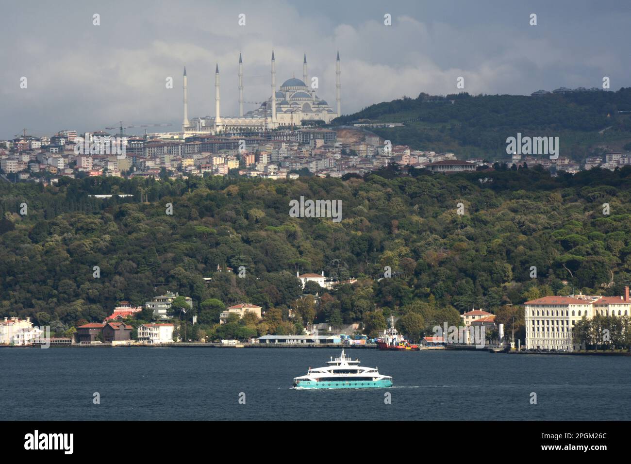 Un traghetto passeggeri che viaggia attraverso lo stretto del Bosforo, vicino al quartiere Uskudar, sul lato asiatico di Istanbul, in Turchia / Turkiye. Foto Stock