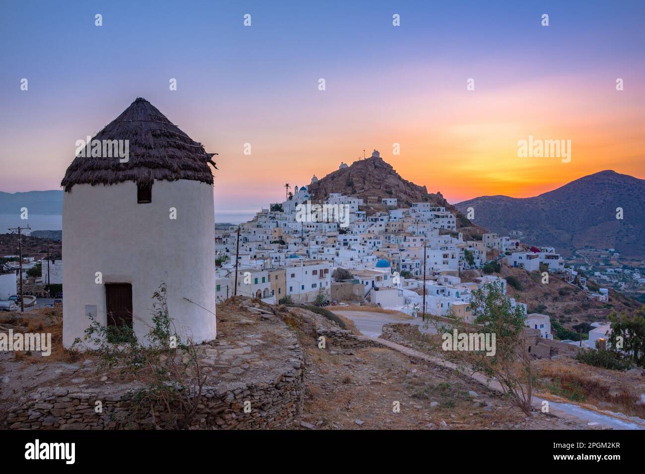 Case tradizionali, mulini a vento e le chiese dell'isola di Ios, Cicladi Grecia. Foto Stock