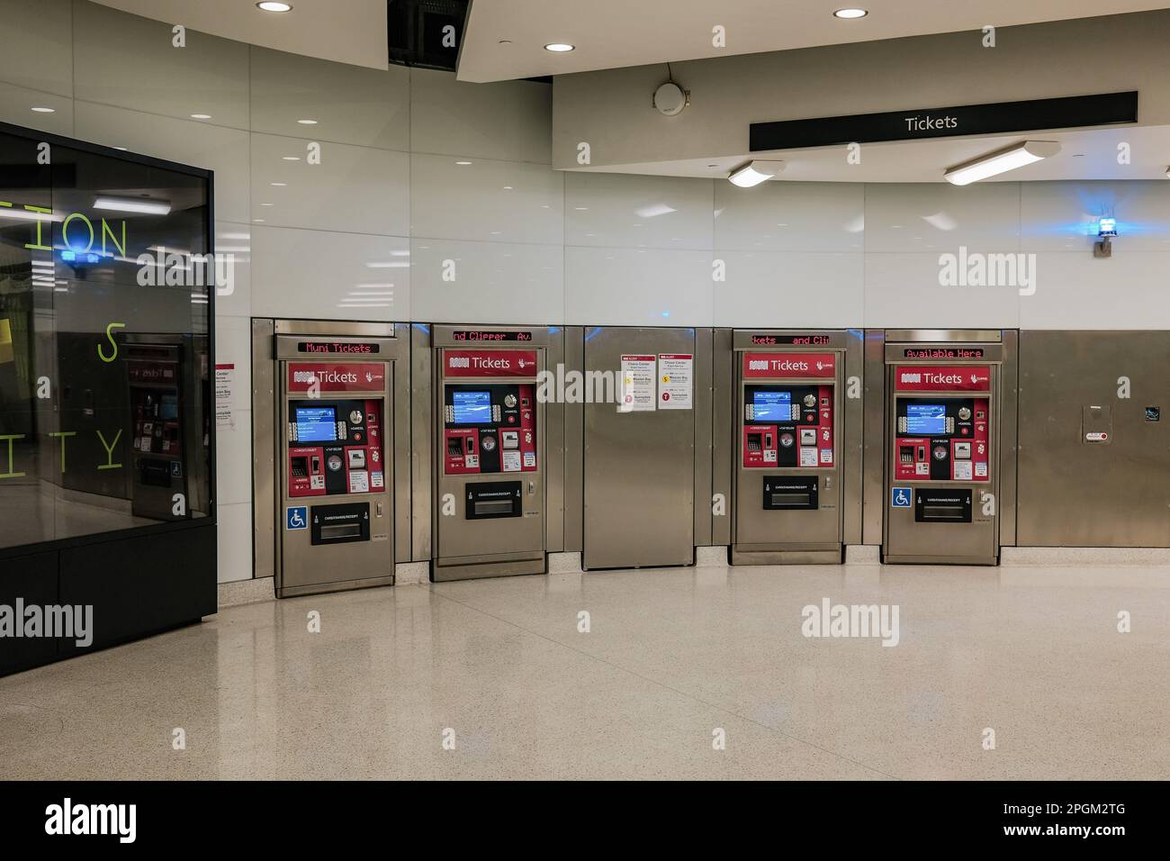 San Francisco, Stati Uniti. 22nd Mar, 2023. Le biglietterie e i tornelli della Central Subway T Lane mettono in evidenza la facilità e la convenienza dell'acquisto dei biglietti e dell'accesso alla metropolitana. Credit: SOPA Images Limited/Alamy Live News Foto Stock