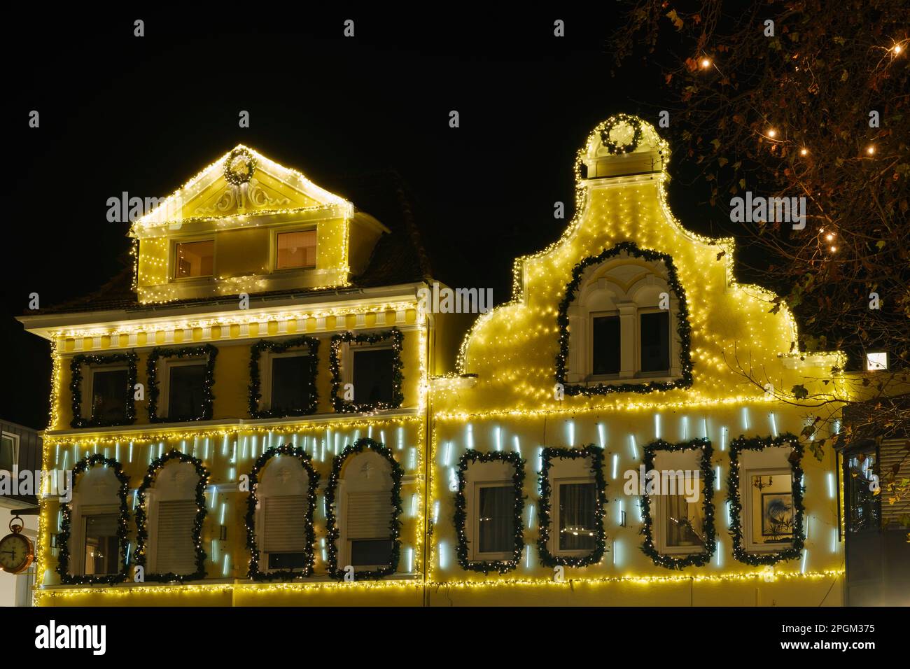 Case con decorazioni natalizie, Rheine, Nord Reno-Westfalia, Germania, Europa Foto Stock