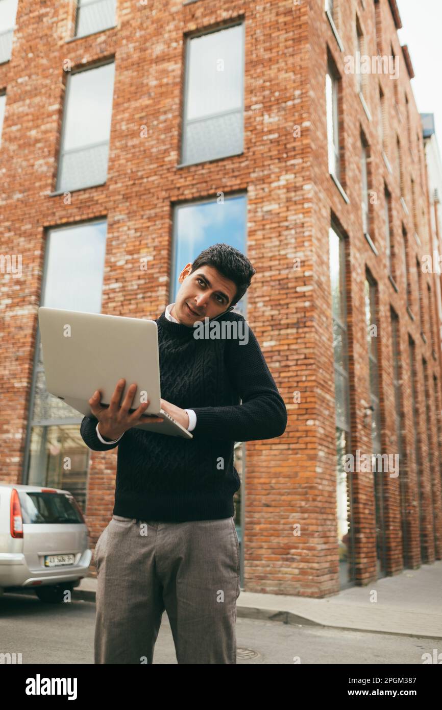 tecnologia moderna comunicazione wi-fi laptop man Foto Stock