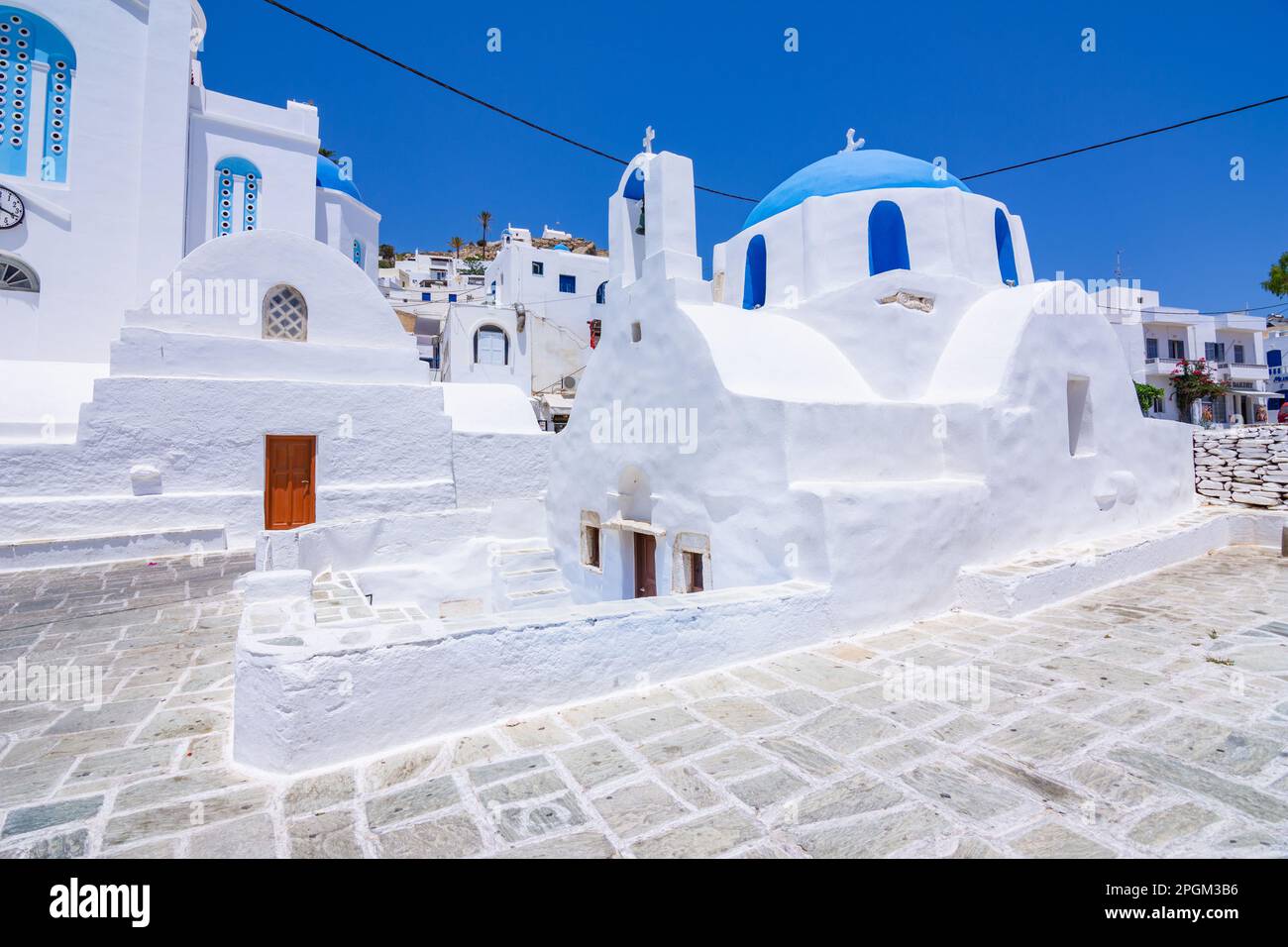 Case tradizionali, mulini a vento e le chiese dell'isola di Ios, Cicladi Grecia. Foto Stock