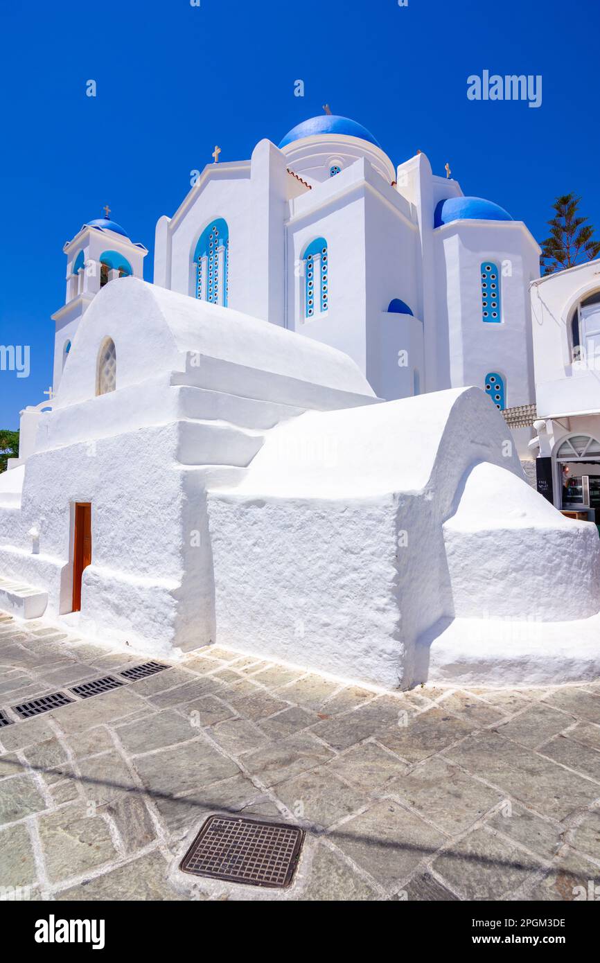 Case tradizionali, mulini a vento e le chiese dell'isola di Ios, Cicladi Grecia. Foto Stock