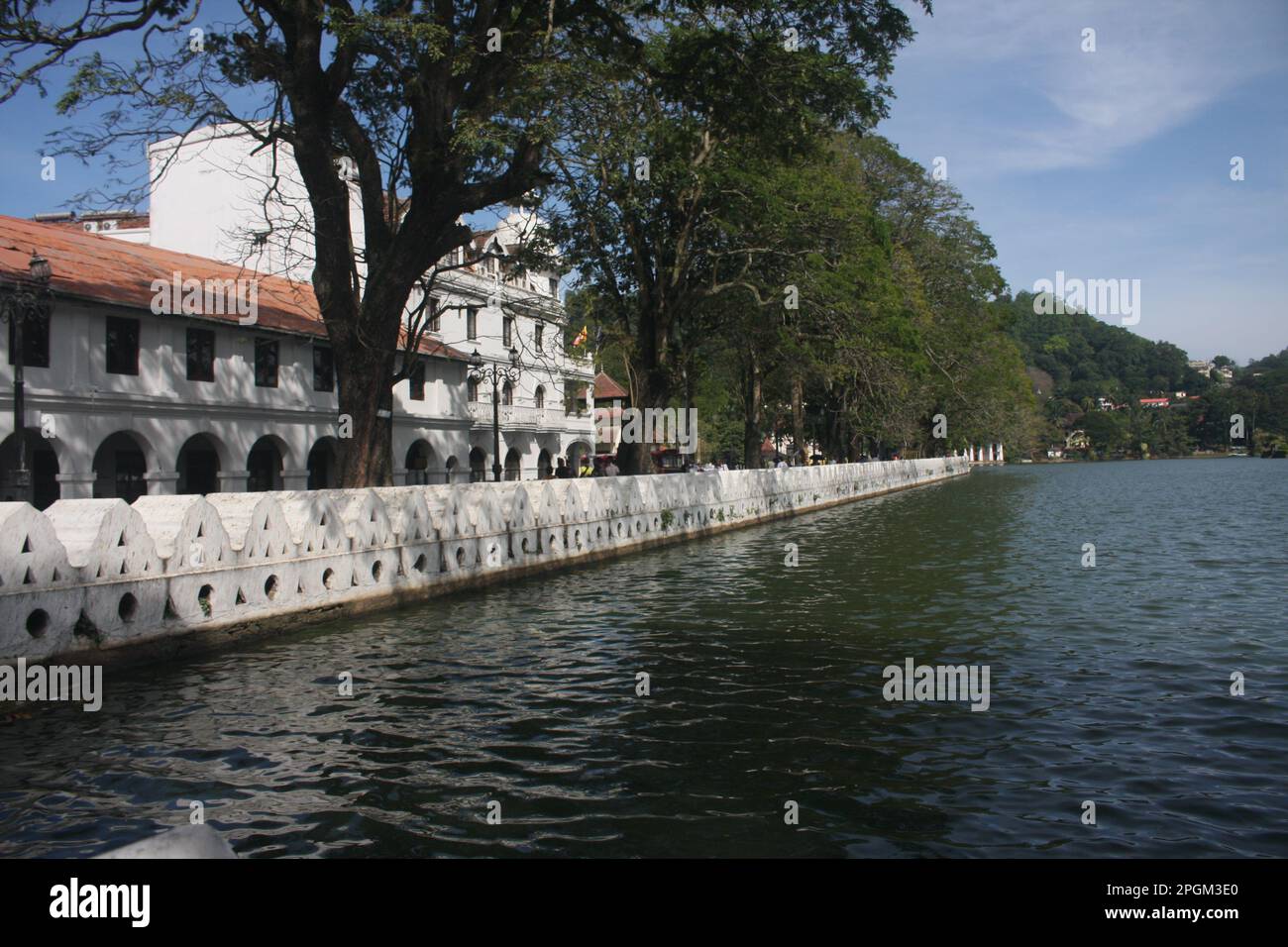 L'acqua è un composto chimico composto da due atomi di idrogeno legati a un atomo di ossigeno, che gli conferisce la formula chimica HBrazO. Foto Stock