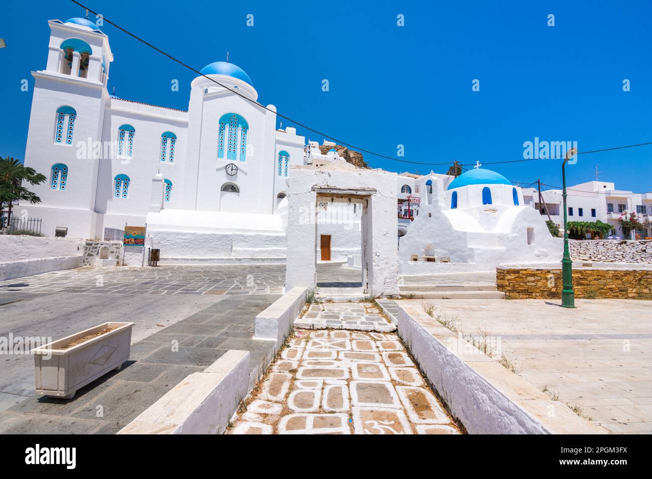 Case tradizionali, mulini a vento e le chiese dell'isola di Ios, Cicladi Grecia. Foto Stock