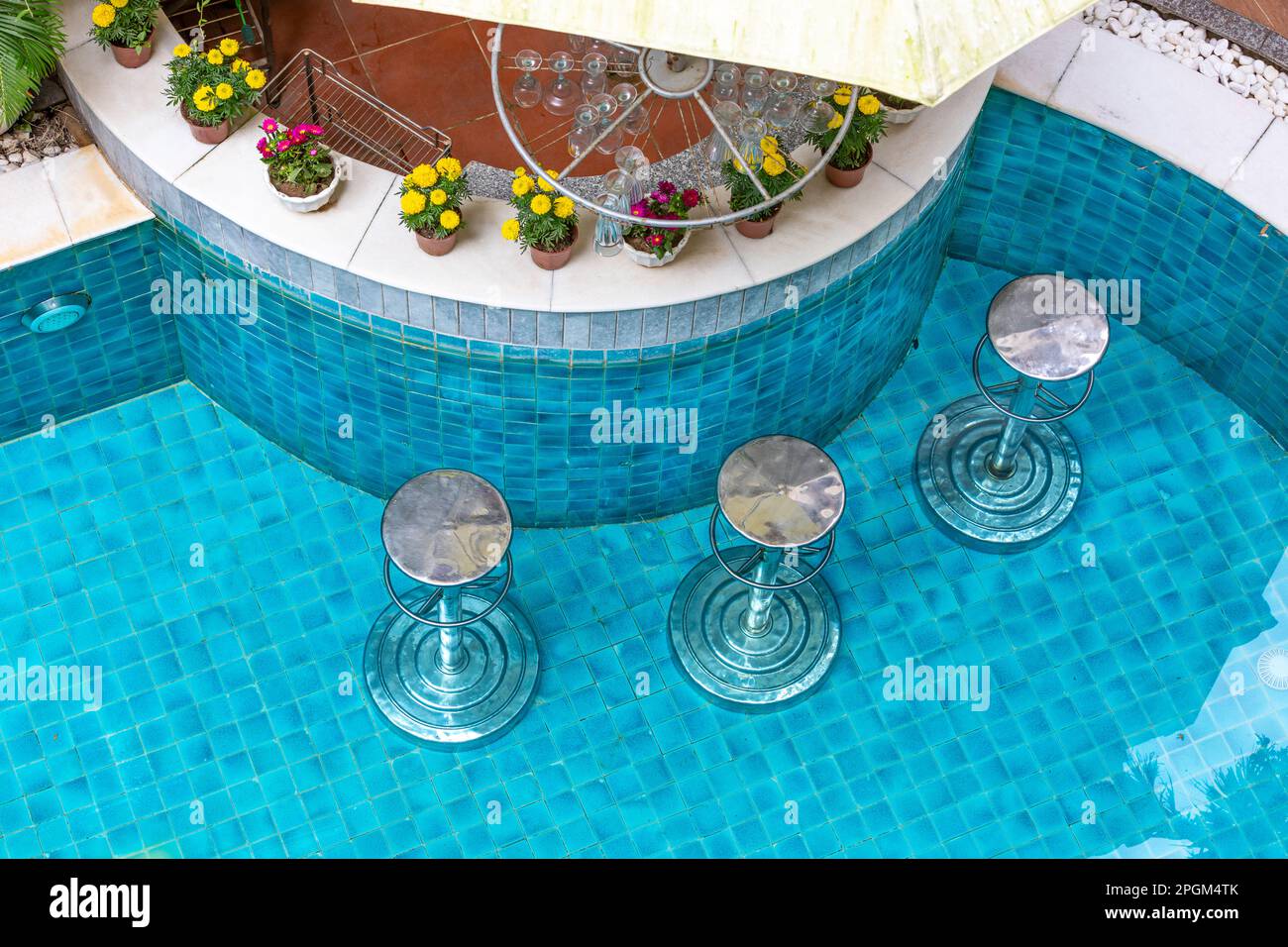 Un bar a bordo piscina in un hotel a Hoi An, Vietnam. Foto Stock