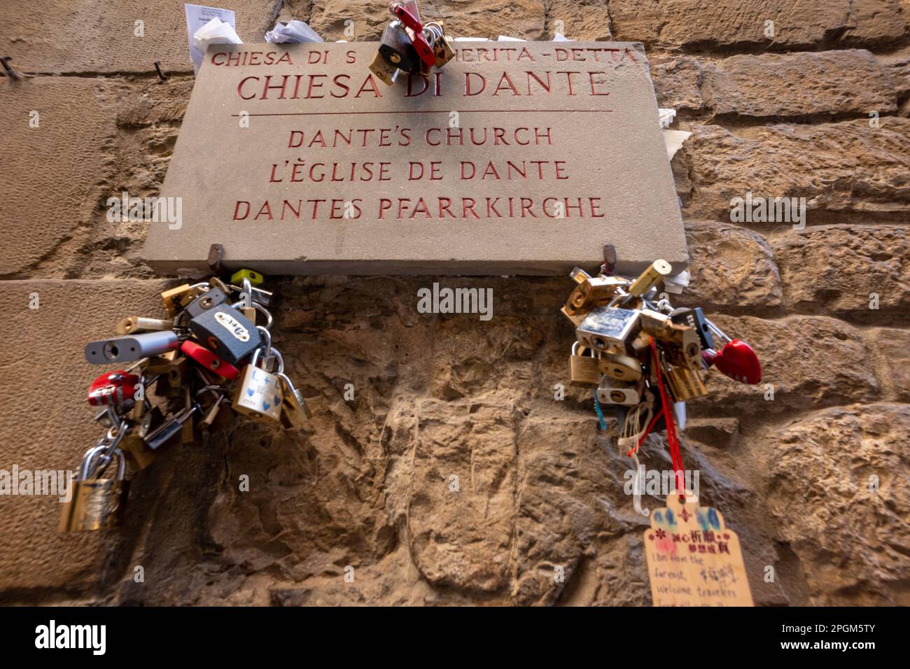 Serrature d'amore legate al segno per la chiesa di Dante. Dante Alighieri, autore della Divina Commedia, fiorentino che fu inviato in esilio. Foto Stock