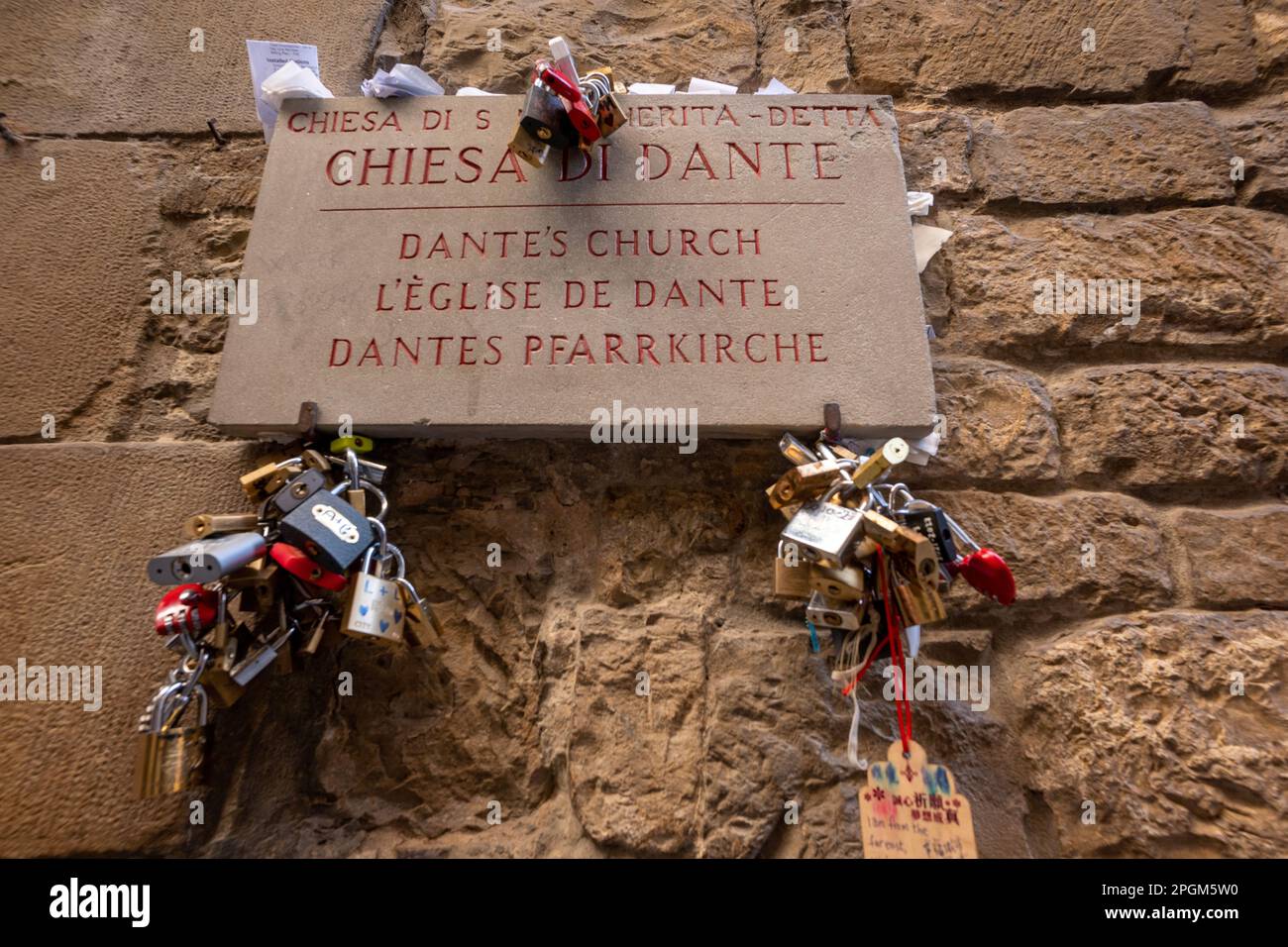 Serrature d'amore legate al segno per la chiesa di Dante. Dante Alighieri, autore della Divina Commedia, fiorentino che fu inviato in esilio. Foto Stock